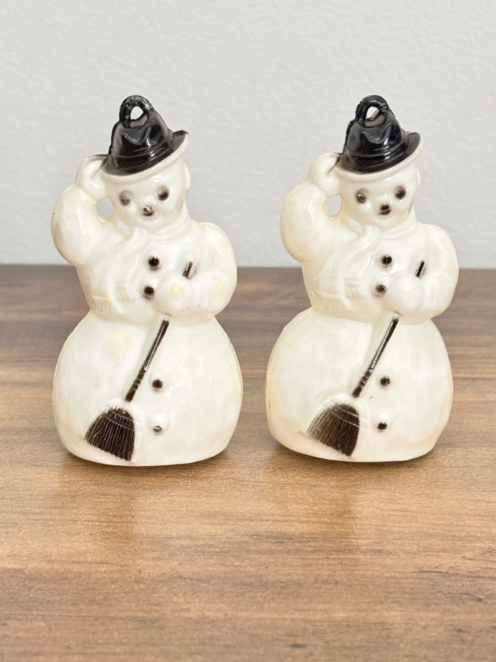 VINTAGE Christmas 1940s Rosen Rosbro Plastic Snowman Black Trim Ornaments SET 2